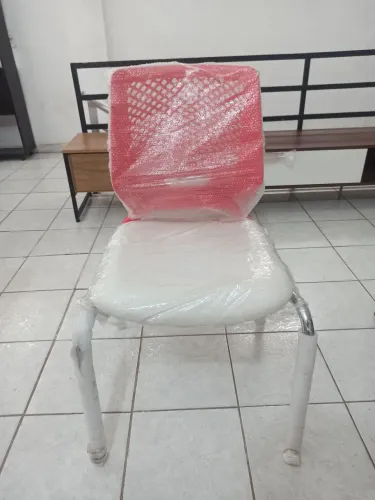 Cadeira estofada vermelha com Branco