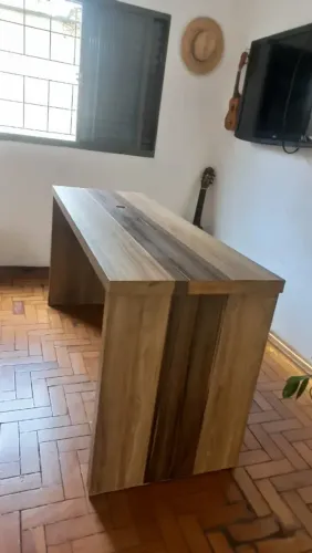 Mesa de Escritório em Excelente Estado | Moderna e Resistente