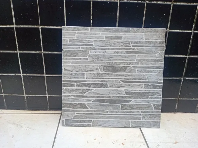 Vendo 26 m2 quadrado de cerâmica porto rico 45x45 cada caixa vem com 2 m2 produto nov