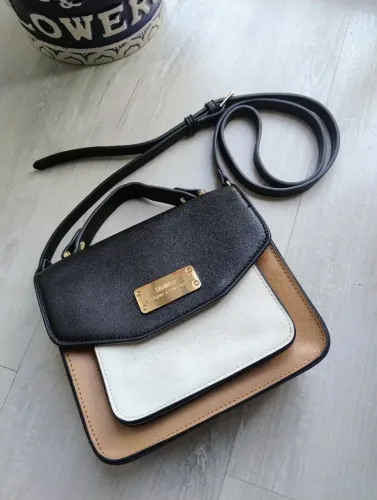 Bolsa Satinato transversal usada uma vez , excelente estado.