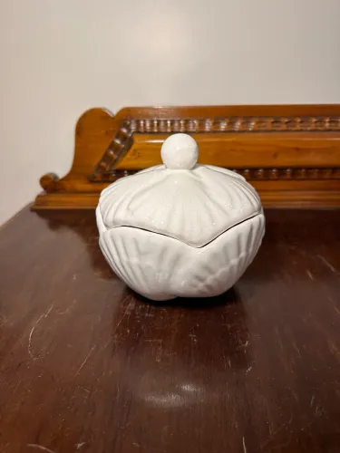Antigo pote porcelana formato concha