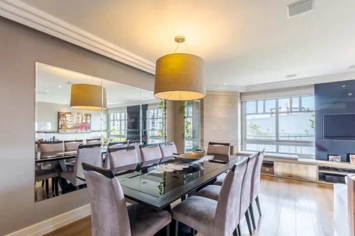 Mesa de jantar com 8 cadeiras