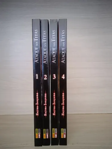 Ataque dos Titãs (shingeki no kyojin) volumes 1, 2, 3 e 4 em ótimo estado