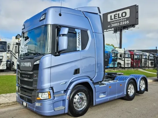 Scania R500 SUPER Tração 6x2 Ano 2024 Teto Alto Automático Geladeira Rodas de Alumínio