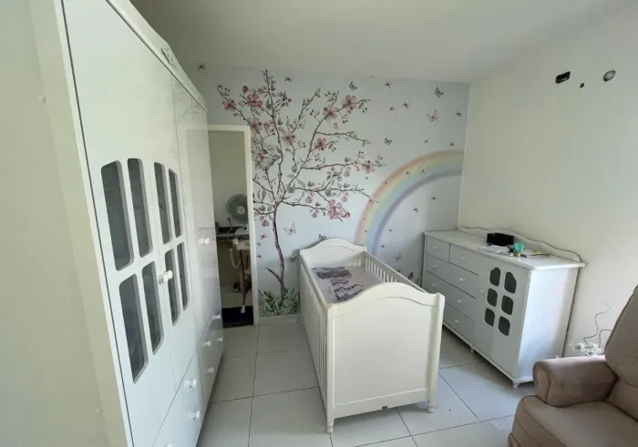 Berço lindo , de qualidade e acompanha o crescimento da criança 