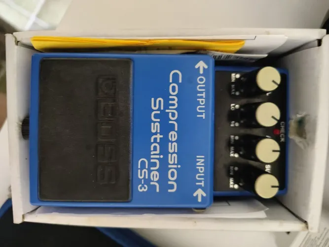 Pedais Boss CS3 e Ibanez JD9