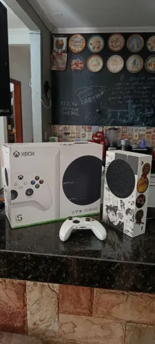XBOX SERIES S 2 COTROLES CAIXA DE TUDO E NOTA FISCAL(SEMI NOVO)