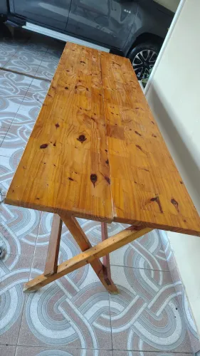 Vende-se essa mesa de madeira , desmontável