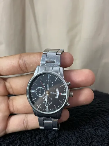 Relógio Geneva Quartzo Masculino com pulseira de aço prateada e visor preto.