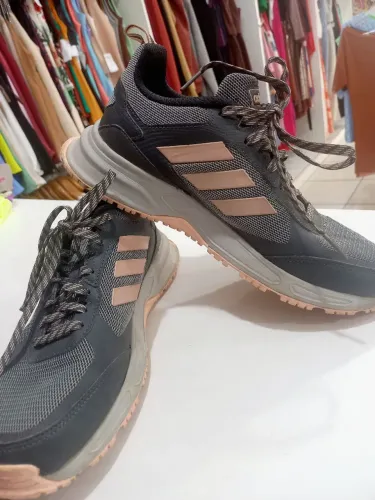 Tênis adidas