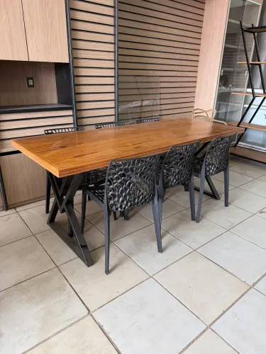 Mesa de madeira com 06 cadeiras 