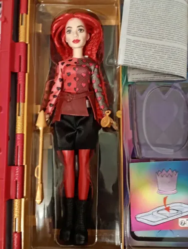 Boneca Red descendentes com o livro
