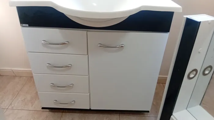 Gabinete completo 84cm com pia de louça e espelho com lâmpada Led.