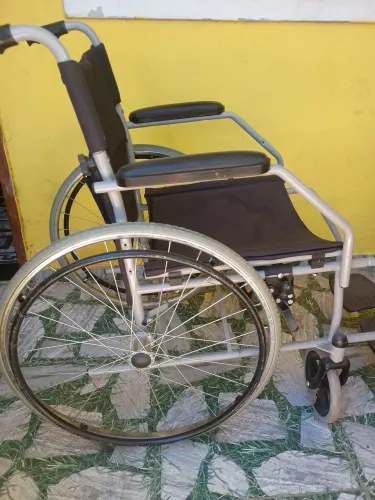 Vendo cadeira de rodas até 100 kg . MT nova e 200 reais abaixo do mercado