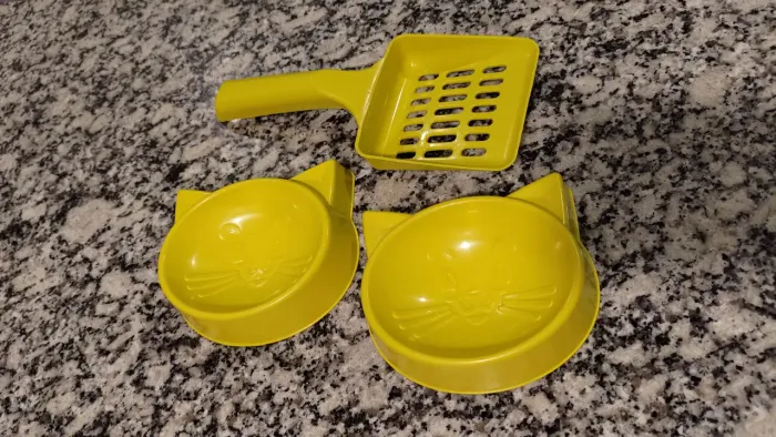Doação - Nunca usado - 2x potes de ração + pá limpar caixa de areia de plástico 