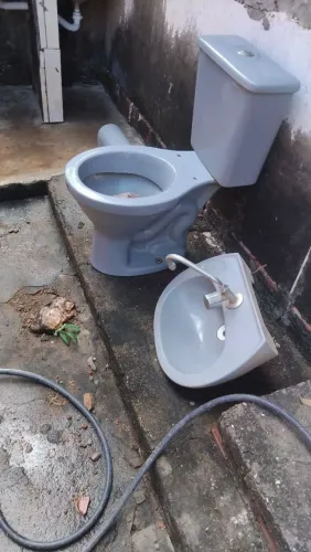 Vendo vaso sanitário acoplado com pia de banheiro 