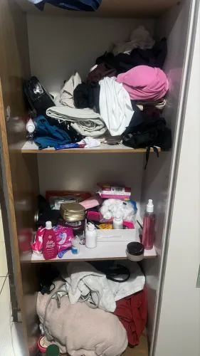 Vendo guarda-roupa de solteiro seminovo. Está bem conservado e se encontra desmontado.