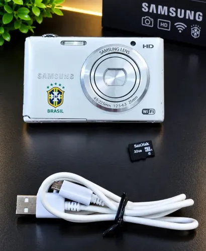 Câmera Digital Samsung ST2014F Edição CBF Wi-Fi + Cartão 32GB