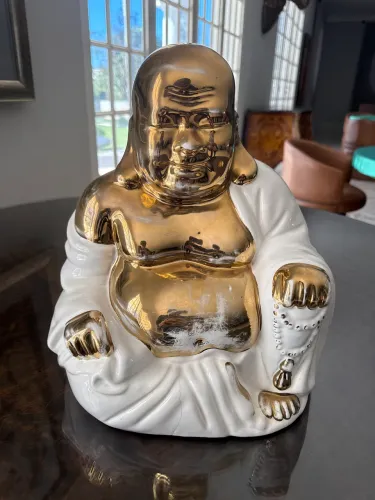 Buda da Prosperidade em Porcelana Branca e Dourada - Peça Decorativa de Luxo