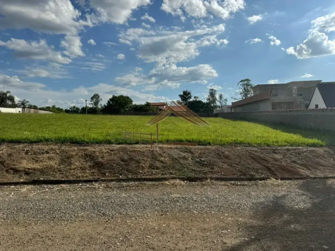 Terreno com 1.000 m² em condomínio na cidade de Porangaba, pronto para construir