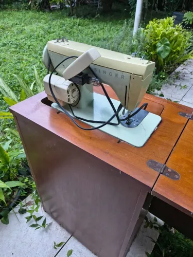 Máquina de Costura Singer