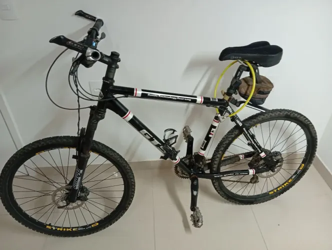 Bicicleta preta ótimo estado super reforçada