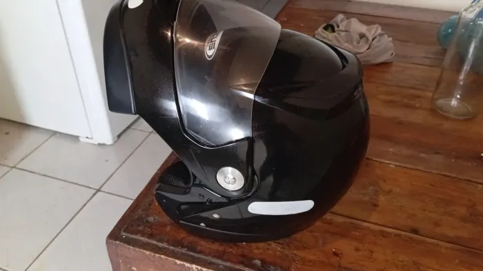 Capacete semi-novo usado três vezes só
