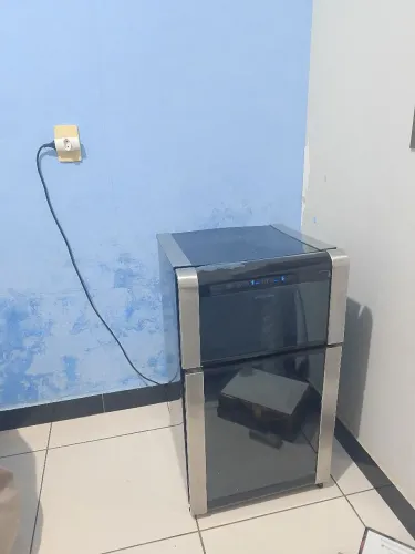 Vende-se frigobar/adega Eletrolux 