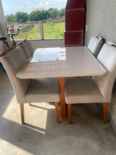 Vendo mesa laqueada em otimo estado 1,20 por 09 cm