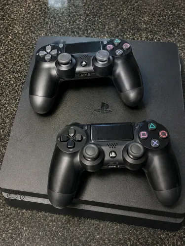 PS4 + 2 CONTROLES + 3 JOGOS MÍDIA FÍSICA