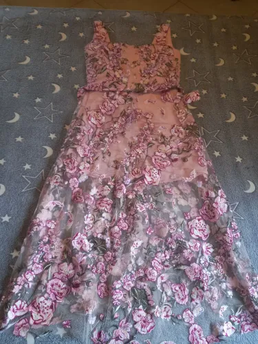 Vendo vestido tem que arrumar zíper atrás 