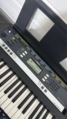 Teclado Yamaha PSR-E243 + Suporte X - Excelente Estado