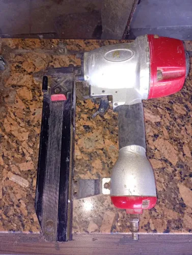 Vendo máquina de armar, ideal para estofados, usado mas está boa, R$ 300,00 reais.