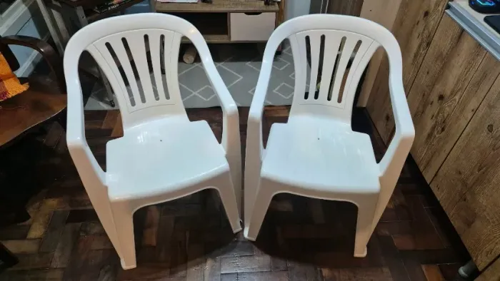 cadeira de plástico tipo poltrona com braços MOR
