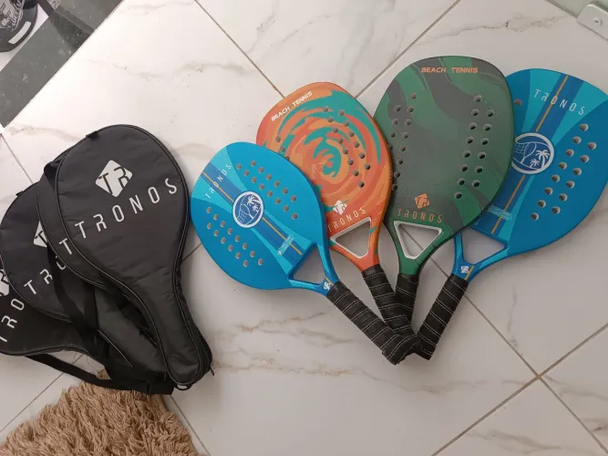 Raquetes e bolas de Beach tennis