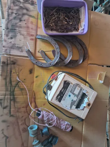 Máquina de cerca elétrica, ferraduras e cravos. 