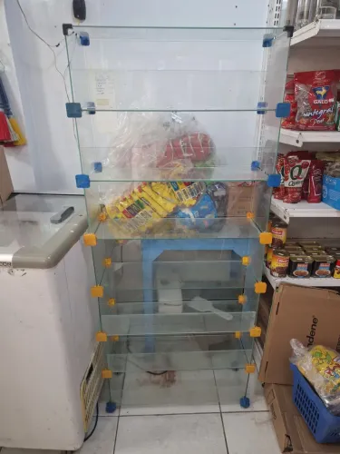 Vendo vitrine de loja de um metro e meio de altura por 80cm de largura por 30 de pro