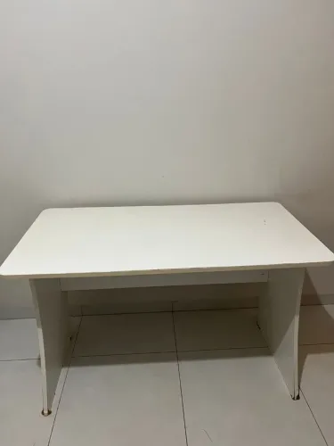 Mesa para escritório e estudos