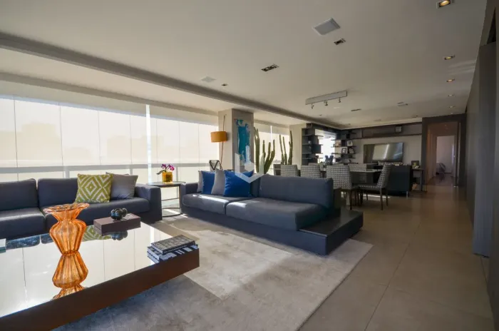 Espaçoso Apartamento de 220m² à Venda no Campo Belo com Opção Mobiliado e Próximo ao Metrô