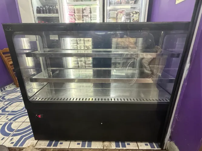 Expositora Refrigerada de vidro POLOFRIO