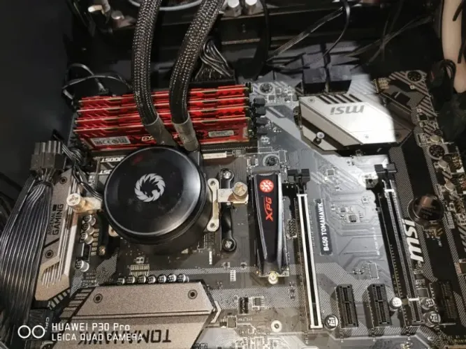 Placa-Mãe MSI B450 Tomahawk Max II (ATX / DDR4 / Socket AM4) - Excelente Estado!
