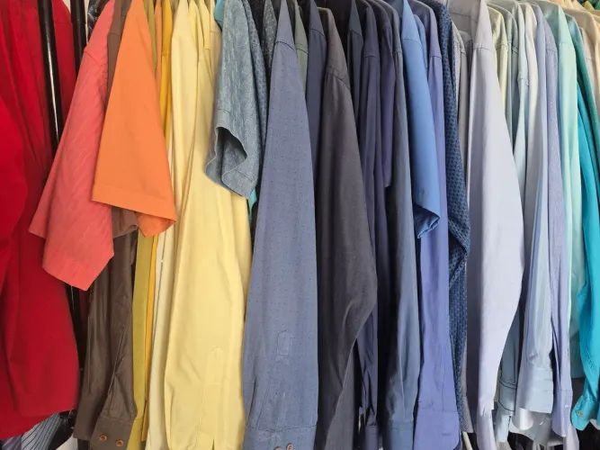 Camisas polo e social,20 reais cada.