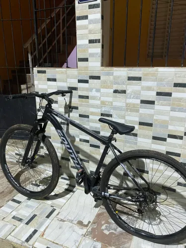 Bike aro 29 preta, no precinho para sair rápido. Dispenso curiosos.