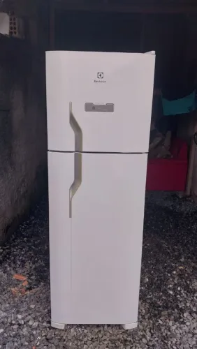 VENDO GELADEIRA ELECTROLUX DUPLEX FROST FREE EM ÓTIMO ESTADO DE USO COM GARANTIA 