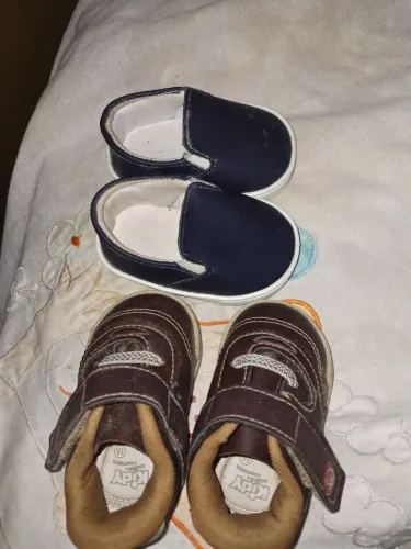 Vende 2 tênis de bebê, tamanho 16