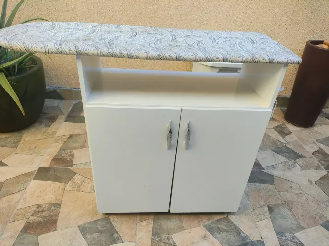 Armário de passar roupa 