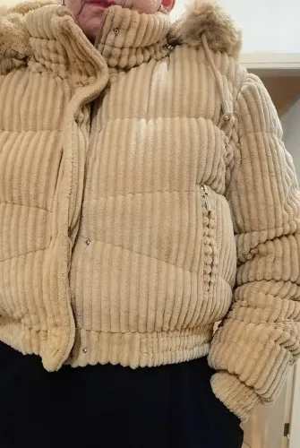 JAQUETA NOVA,SEM DETALHES CAPUZ REMOVIVEL, FORRADA DE PELE SERVE UM M OU G