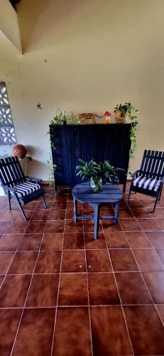 Cadeiras mesa e armário de varanda