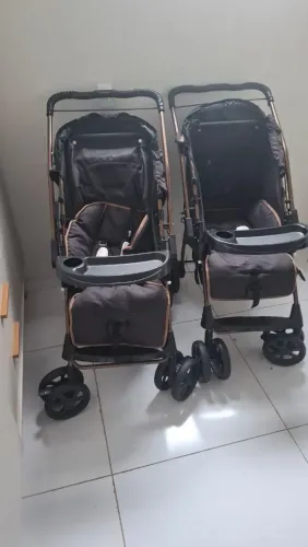 Carrinhos de bebê super conservados.