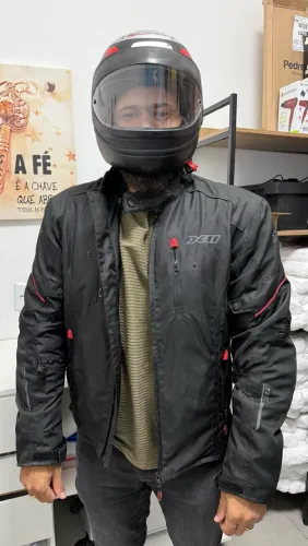 Jaqueta e capacete moto